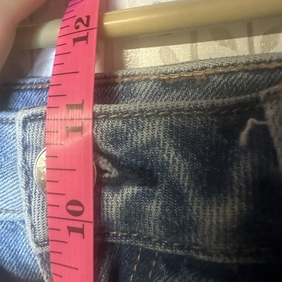 American Eagle Mom‎ Shorts Womens Size 6 Heavily Distressed Light Wash High Rise - Picture 5 of 9